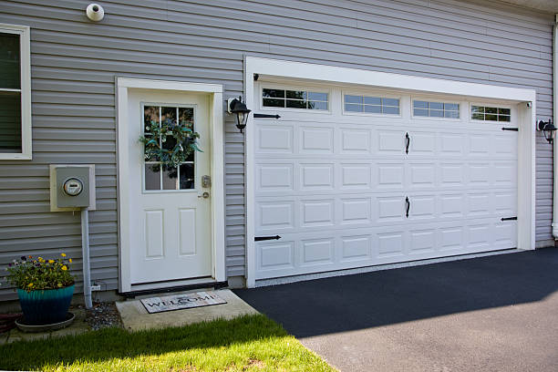 24/7 Emergency Garage Door Panel Replacement experts in Trumbull Center, CT